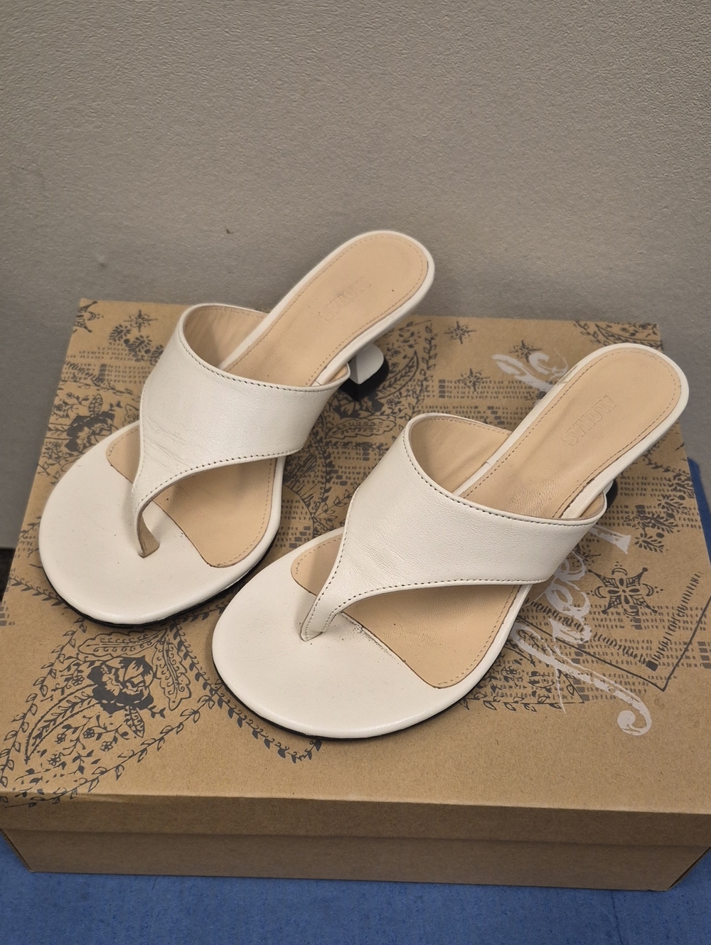 ALOHAS Cream Leather Thong Mules